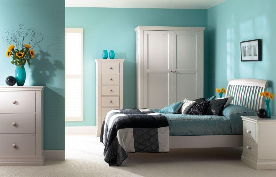 Turquoise-beroom-with-black-bedding